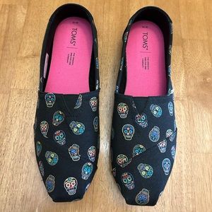 Toms shoes Sugar Skulls W size 10 like new!